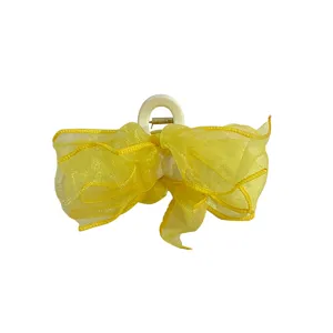 Molla per capelli con fiocco in rete colorata, elegante accessorio dolce per coda di cavallo.