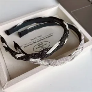 Koreanischer Perlen geflochtener Stoff Haarreif, elegante Damen Haar-Accessoire Detailansicht.
