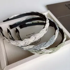 Detailaufnahme des Perlen geflochtenen Stoff-Haarreifs, eleganter schmaler Haarreif mit Perlen.