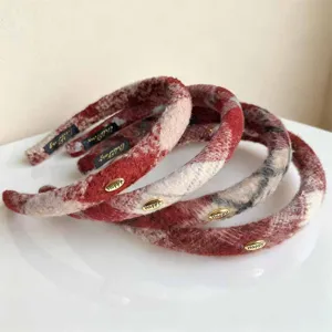 Roter karierter Haarreif aus Wolle mit Metallschild, stilvolles Haaraccessoire für Damen.