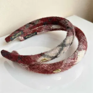 Rotes kariertes Wollstirnband für Damen, süßer flauschiger Haarreif mit Metallanhänger.