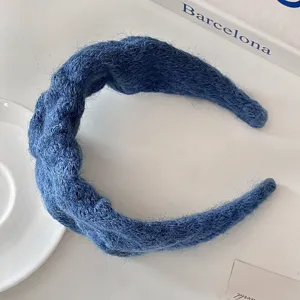 Cerchietto in maglia blu con design a treccia larga, morbida trama per look quotidiano.