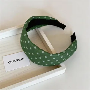 Cerchietto per capelli in tessuto a pois verdi dettaglio, accessorio largo in spugna.
