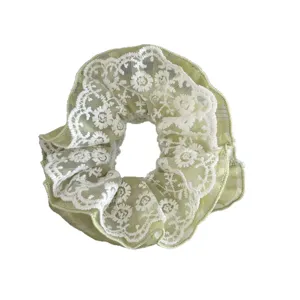 Élégant chouchou en dentelle verte pour femmes, accessoire de cheveux floral élégant.