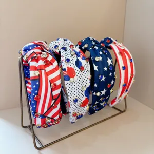 Dettaglio in primo piano di cerchietti con nodo in strass patriottici per feste.