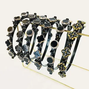 Elegante set di cerchietti per capelli con fiori, accessori chic neri e dorati da donna.