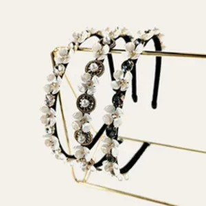 Set cerchietto floreale retro moda donna eleganti fasce per capelli vista di dettaglio.