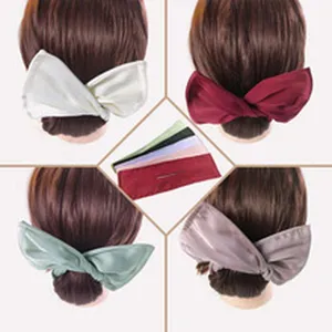 Vista dettagliata della fascia per capelli incrociata in tessuto coreano per donna chic.