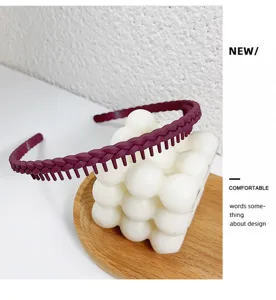 Mat donkerrode haarband met tanden, antislip gevlochten haarhoofdband voor dagelijks gebruik.