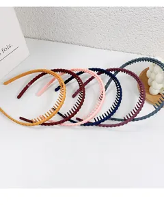 Matte antislip gekleurde tanden haarband detail, een levendige meerkleurige set.