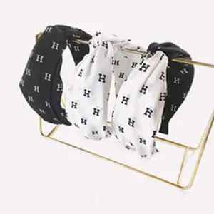 Serre-tête noué tendance avec imprimé lettres chic, accessoire élégant pour femmes au quotidien.