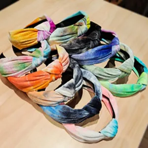 Detailweergave van gekleurde tie-dye fluwelen geknoopte haarband, stoffen haaraccessoire.