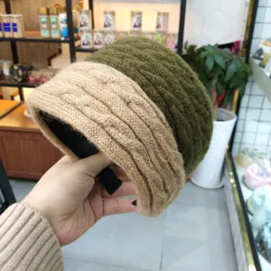 Close-up detail shot of the two-tone cable knit wide hair hoop in autumn winter style.