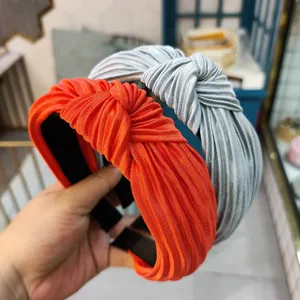 Serre-tête large en tissu plissé noué élégant, accessoire de mode pour cheveux automne hiver.