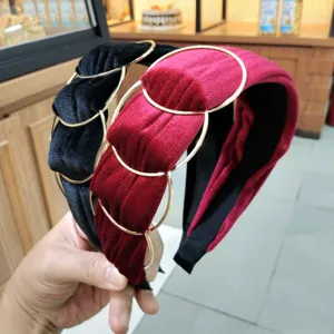 Velvet metal ring headband detail, stylish Korean style hair accessory for women.