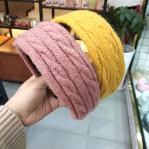 Knitted wide headband twist hair hoop cozy autumn winter fashion hair accessory detail