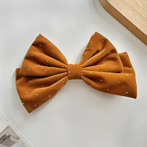 Pince a cheveux en velours caramel avec strass scintillants, parfaite pour l'automne et hiver.