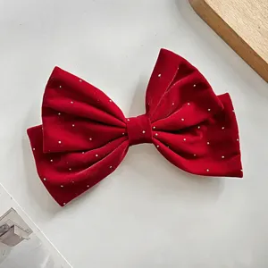 Pince à cheveux nœud velours strass rouge, accessoire élégant automne hiver chignon.