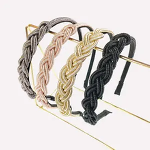 Dettaglio di eleganti cerchi per capelli intrecciati retrò, design incrociato.