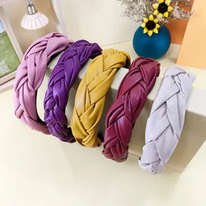 Serre-tête tressé en cuir PU chic pour femmes, accessoire de cheveux antidérapant élégant.