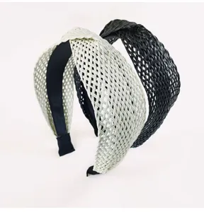 Détail de tressage du bandeau bohème en raphia, vue rapprochée pour accessoire élégant.