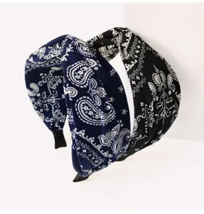 Vista dettagliata della fascia per capelli larga in tessuto con motivo Paisley vintage.