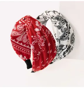 Dettaglio fascia nodo paisley retro, cerchietto largo in tessuto per acconciatura donna.