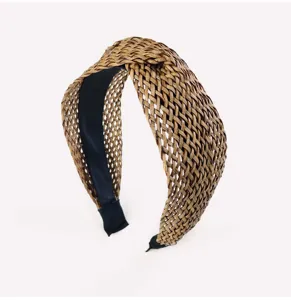 Gros plan détaillé du serre-tête tissé en paille bohème avec un design de nœud croisé élégant.