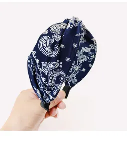Cerchietto annodato con stampa paisley blu navy classico per donne moda quotidiana.