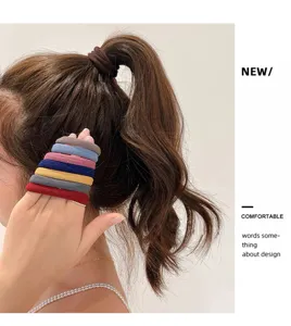 Bunte elastische Haargummis im Detail, strapazierfähige dehnbare Haarbänder für Damen.