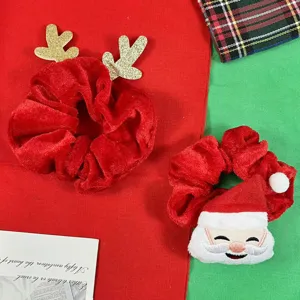 Primo piano dettagliato di scrunchies natalizi in peluche con Babbo Natale e corna di renna.