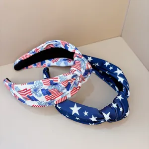 Dettaglio fascia per capelli nodosa patriottica con texture di stelle e strisce.