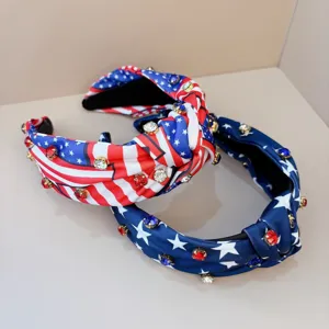 Vista dettagliata della fascia nodata in strass con motivo a bandiera USA per feste.