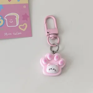 Primo piano dettaglio del portachiavi zampa di gatto rosa carino con rilievo di gatto.
