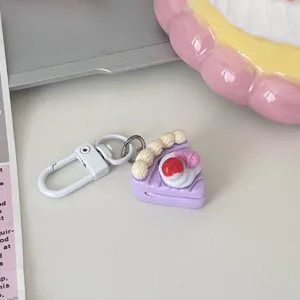 Leuke 3D taart sleutelhanger detail met schattige paarse gebak punt hanger voor tassen.