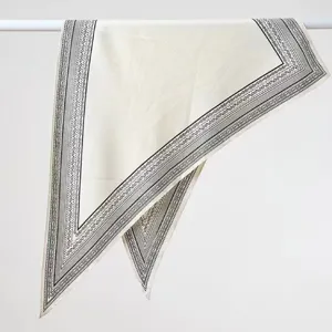 Elegantes schwarz-weisses geometrisches Twill-Dreiecktuch fuer Damen stylischer Schal.