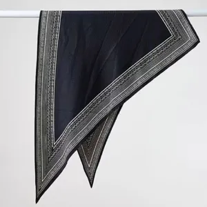 Minimalistisches bedrucktes schwarzes Seidendreieckstuch für Damen Mode und Gürtel.