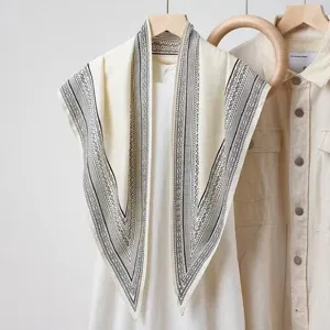 Elegantes Damen Dreiecktuch aus Seidengefühl mit stilvollem Printrand, vielseitiges Modeaccessoire.