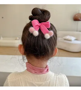 Lindo coletero de lazo tejido para niños con pompones de felpa, accesorio rosa dulce.