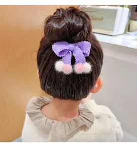 Lindo coletero de punto para niños con pompones de felpa, accesorio de pelo morado encantador.