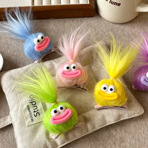 Simpatici fermagli per capelli in peluche di bambola, accessori colorati morbidi e dolci.