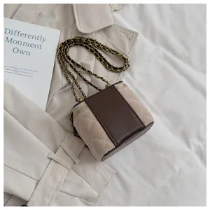 Elegante bolso cruzado acolchado con cadena, bolso de hombro chic para mujer moderna.