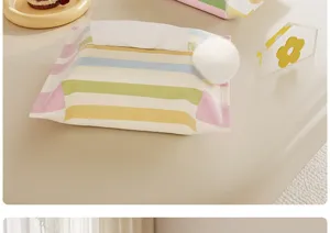 Copertura per scatola di fazzoletti in tessuto a righe stile coreano con pon pon morbido.