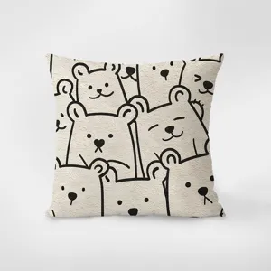 Détail de coussin motif ours dessin animé nordique, gros plan texture tissu peluche douce.