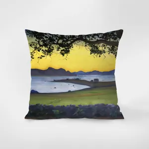Nahaufnahme des Zierkissens mit malerischem norwegischen Landschafts-Kunstdruck.