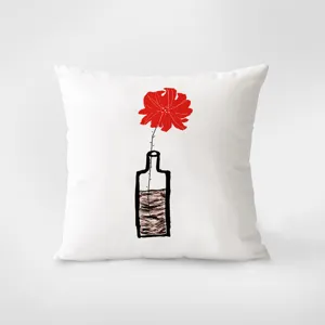 Primo piano dettagliato del cuscino decorativo caratterizzato da una stampa artistica con vaso.