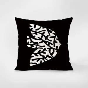 Gros plan détaillé du motif d'art abstrait noir et blanc sur la housse de coussin douce.