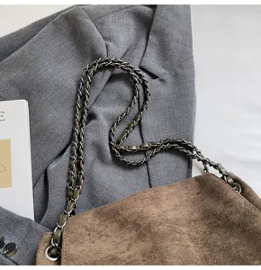 Braune Wildleder Umhängetasche mit Metallkettengurt, stilvolle Damen Schultertasche Detail.