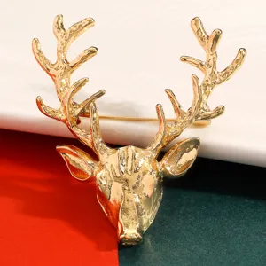 Vue détaillée de la broche tête de cerf dorée, accessoire de Noël en métal élégant.