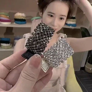Vue détaillée d'une pince à cheveux en métal brillant pour coiffures élégantes.